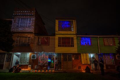 El festejo varía según las regiones del país, pero generalmente sucede durante la noche del 7 de diciembre, con el encendido velas que iluminan casas y calles.