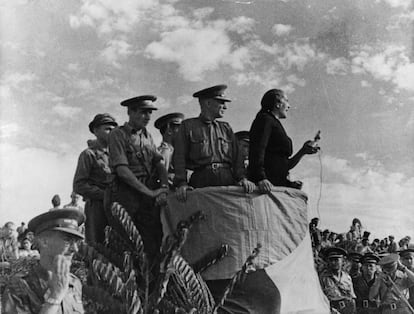 Dolores Ibárruri hablando desde un podio a miembros de las Brigadas Internacionales durante la Guerra Civil Española, en torno a 1936.