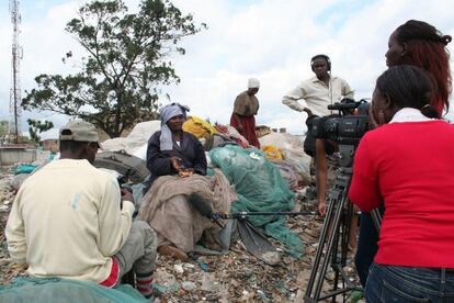 La periodista Eriss Khajira graba un reportaje en el suburbio de Dandora, en Nairobi, Kenia.