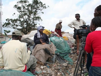 La periodista Eriss Khajira graba un reportaje en el suburbio de Dandora, en Nairobi, Kenia.