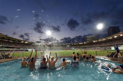 Espectadores animan dentro de una piscina durante un partido de críquet entre Australia y Pakistán, en Brisbane (Australia).