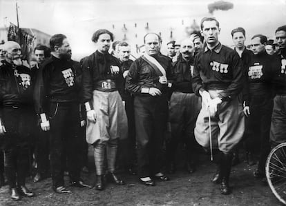 Benito Mussolini (en el centro) junto algunos de sus seguidores, los "camisas negras", en Roma, en 1922.