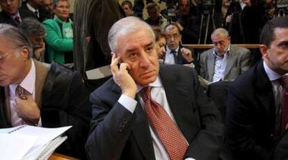 El senador del Partido del Pueblo de la Libertad (PDL) Marcello Dell'Utri, habla por teléfono durante un juicio de apelación hoy en Palermo, Italia