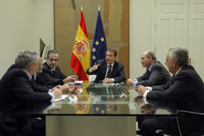 El presidente del Gobierno, José Luis Rodríguez Zapatero, junto al ministro de Trabajo, Celestino Corbacho, en una reunión con los agentes sociales en febrero.