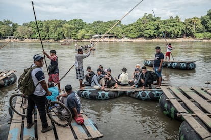 Varios balseros trasbordaban a un grupo de migrantes asiáticos desde la orilla guatemalteca del Suchiate hasta la orilla mexicana, el día 9.