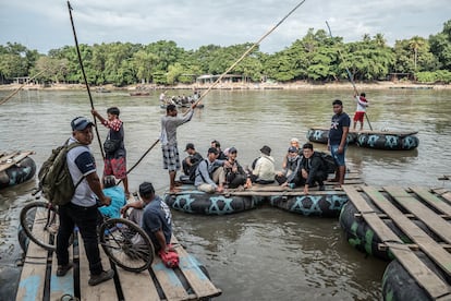 Varios balseros trasbordaban a un grupo de migrantes asiáticos desde la orilla guatemalteca del Suchiate hasta la orilla mexicana, el día 9.