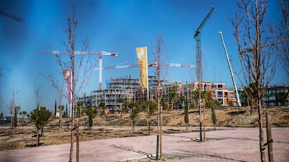 Edificio en construcción en Alcalá de Henares, en un nuevo barrio que se llamará Las Sedas.
