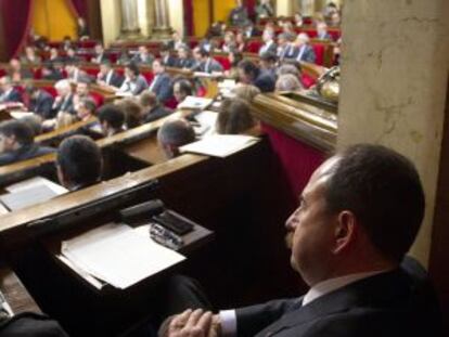 Xavier Crespo en su escaño en el Parlament.