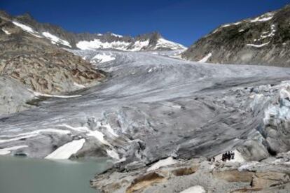 Un grupo de exploradores junto al glaciar del R&oacute;dano en los Alpes Suizos.