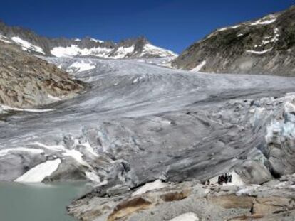 Un grupo de exploradores junto al glaciar del R&oacute;dano en los Alpes Suizos.