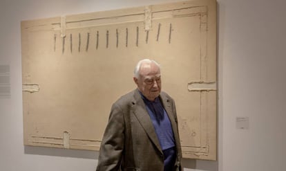 Arnau Puig, el gener del 2019, davant de l'obra 'Ocre amb sis collages'.