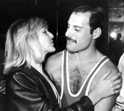Freddie Mercury junto a Mary Austin, su novia de la juventud y heredera de la mitad de su herencia, en 1983.