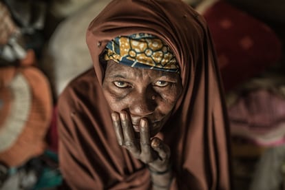 Retrato de Laraba, que desde hace meses intenta criar a su nieto malnutrido tras la muerte de su hija.