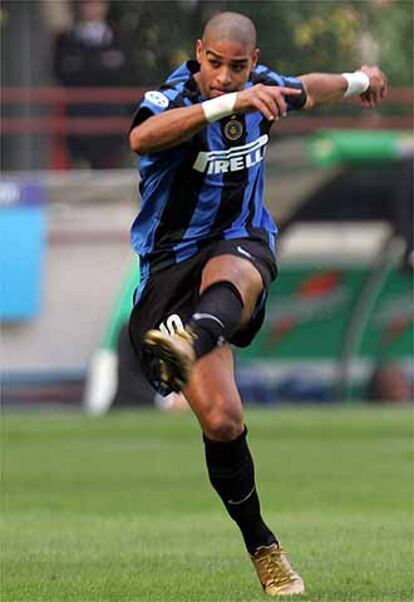 Adriano, durante un encuentro disputado en San Siro frente al Udinese en 2004.