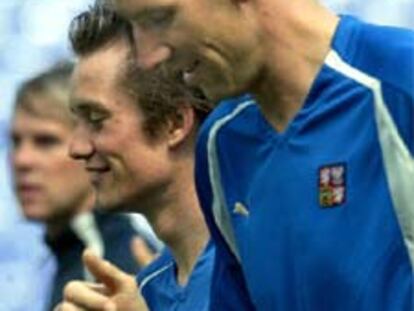 Koller (en primer plano), seguido por Rosicky y Huebschman.