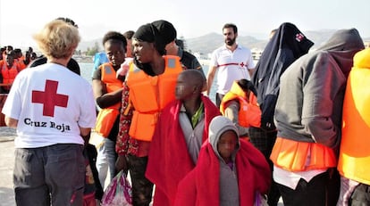 241 migrantes, entre ellos 10 menores, desembarcan este lunes en el puerto de Motril tras ser rescatados por Salvamento Marítimo.