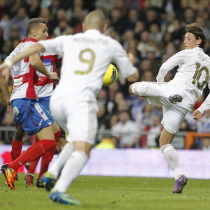 Taconazo de Özil en el primer gol de Benzema.