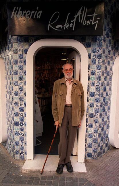 El escritor y catedrático posa ante la librería Rafael Alberti de Madrid, en 2002.