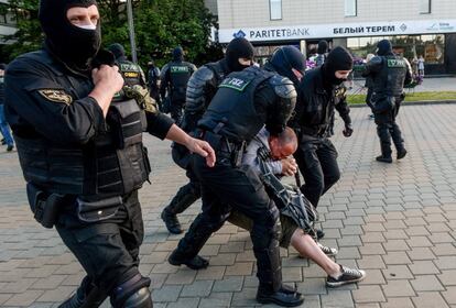 Durante las protestas se han producido unas 5.000 detenciones, según los datos aportados por el Ministerio del Interior bielorruso. Dos policías inmovilizan a un manifestante, detenido durante las protestas del lunes.