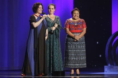 La directora de la película brasileña 'A que horas ela volta?' Anna Muylaert (c) sostiene el Premio Platino a Educación y Cine entregado por la guatemalteca Premio Nobel Rigoberta Menchú (d).