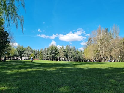 La gran pradera de La Dehesa es un punto de encuentro para relajarse o jugar en buena compañía.