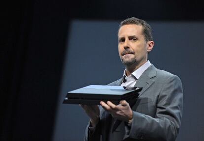 Andrew House, CEO de Sony, con un PS4.