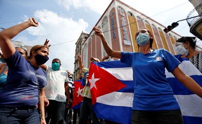 Manifestantes cubanos en La Habana se lanzan contra el Gobierno de Díaz-Canel