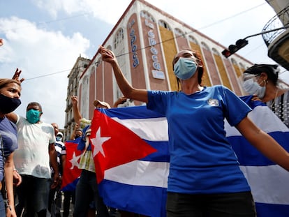 Manifestantes cubanos en La Habana se lanzan contra el Gobierno de Díaz-Canel