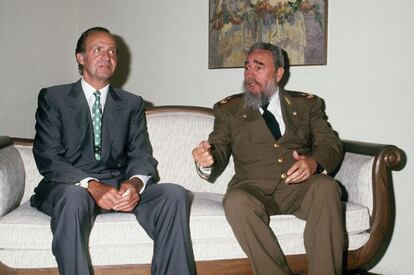 El líder cubano Fidel Castro, junto al rey Juan Carlos I, durante el encuentro que mantuvieron en Guadalajara (México), en 1991.
