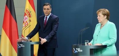 El presidente del Gobierno, Pedro Sánchez, con la canciller alemana, Angela Merkel, este martes en Berlín.