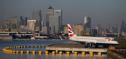 Avión de BRitish Aiways en el aeropuerto de London City