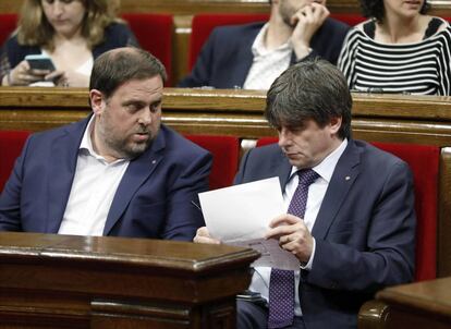 Oriol Junqueras y Carles Puigdemont en el Parlament el 15 de junio.