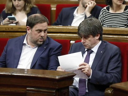 Oriol Junqueras y Carles Puigdemont en el Parlament el 15 de junio.