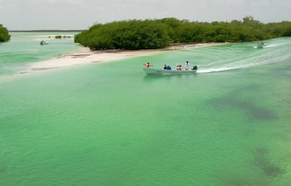 Una barca recorre la reserva de la biosfera Sian Ka'an, en el Estado mexicano de Quintana Roo.