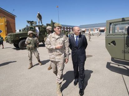 Carlos Urquijo visita las instalaciones de la Base Militar de Araca, acompañado del General de Brigada Carlos Terol.