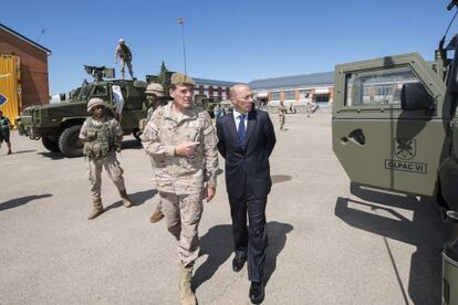 Carlos Urquijo visita las instalaciones de la Base Militar de Araca, acompañado del General de Brigada Carlos Terol.