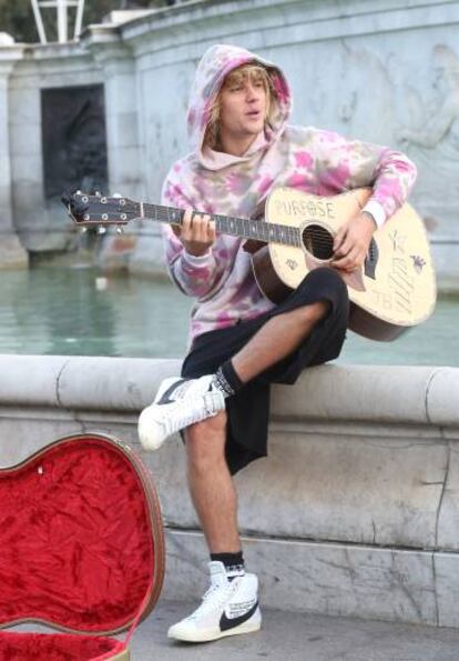 Bieber, cantando en una calle de Londres.