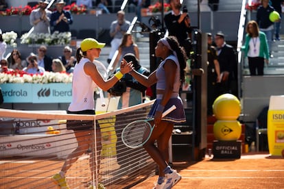 Swiatek (izquierda) saluda a Gauff tras su derrota este jueves en las semifinales del Masters de Madrid.