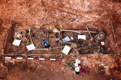 Imagen de dos de los cadáveres encontrados junto a objetos depositados por los familiares.