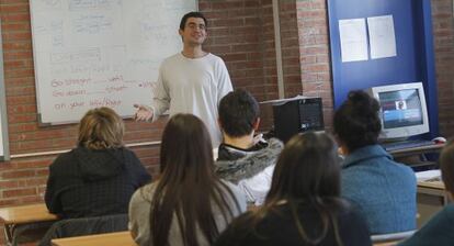 Un profesor de inglés habla a sus alumnos.