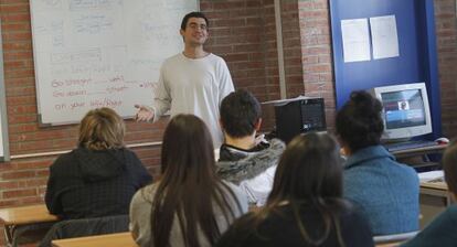 Un profesor de ingl&eacute;s habla a sus alumnos.