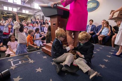 Los hijos de la Secretaria de Prensa de la Casa Blanca, Sarah Sanders, Huck y George, se sientan a sus pies mientras preside una reunión informativa con los hijos de periodistas y el personal de la Casa Blanca durante el "Día de Traer a nuestros Hijos e Hijas", el 25 de abril de 2019, en Washington D.C, EE UU.