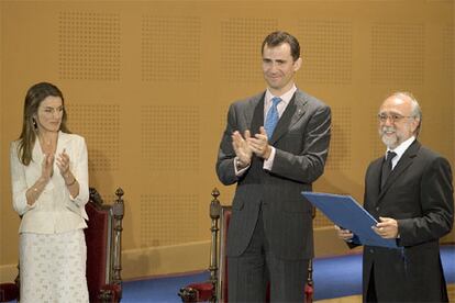 Los Príncipes de Asturias aplauden tras la entrega del Premio Príncipe de Viana a Javier Tejada.