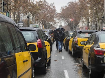 Taxis estacionados en la calzada central de la Gran Via de Barcelona por la huelga contra los VTC.