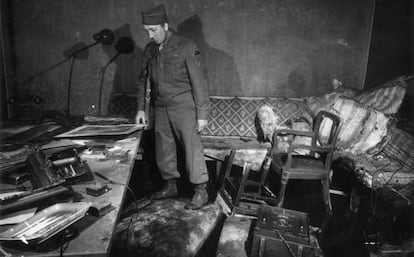 Un soldado examina el búnker destruido en el que se suicidó Hitler.