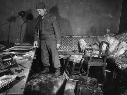 Un soldado examina el b&uacute;nker destruido en el que se suicid&oacute; Hitler.
