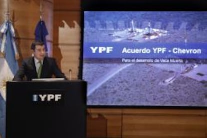 El presidente de la petrolera YPF, Miguel Galuccio, durante la rueda de prensa ofrecida en Buenos Aires el pasado agosto.