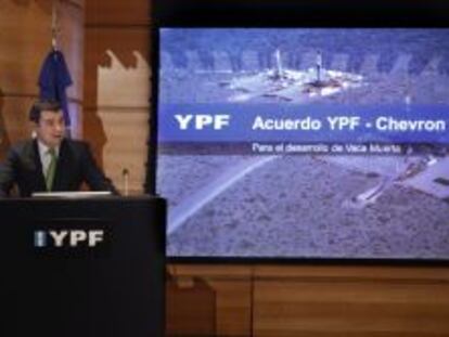 El presidente de la petrolera YPF, Miguel Galuccio, durante la rueda de prensa ofrecida en Buenos Aires el pasado agosto.