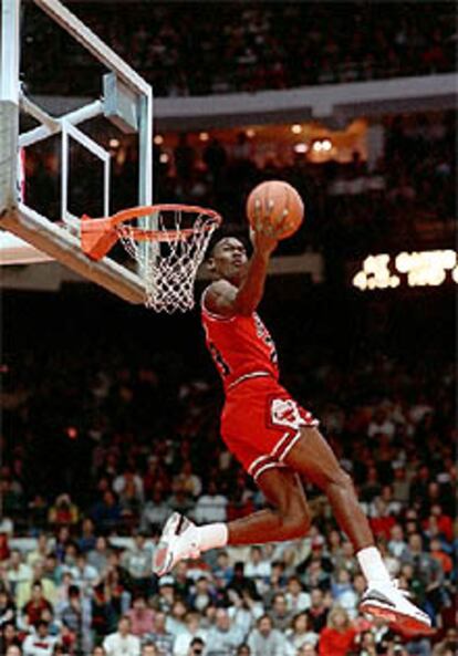 Michael Jordan realiza un mate durante su etapa en Chicago Bulls.