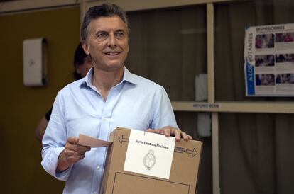El candidato presidencial por el partido "Cambiemos" Mauricio Macri se prepara para emitir su voto en un colegio electoral de Buenos Aires.